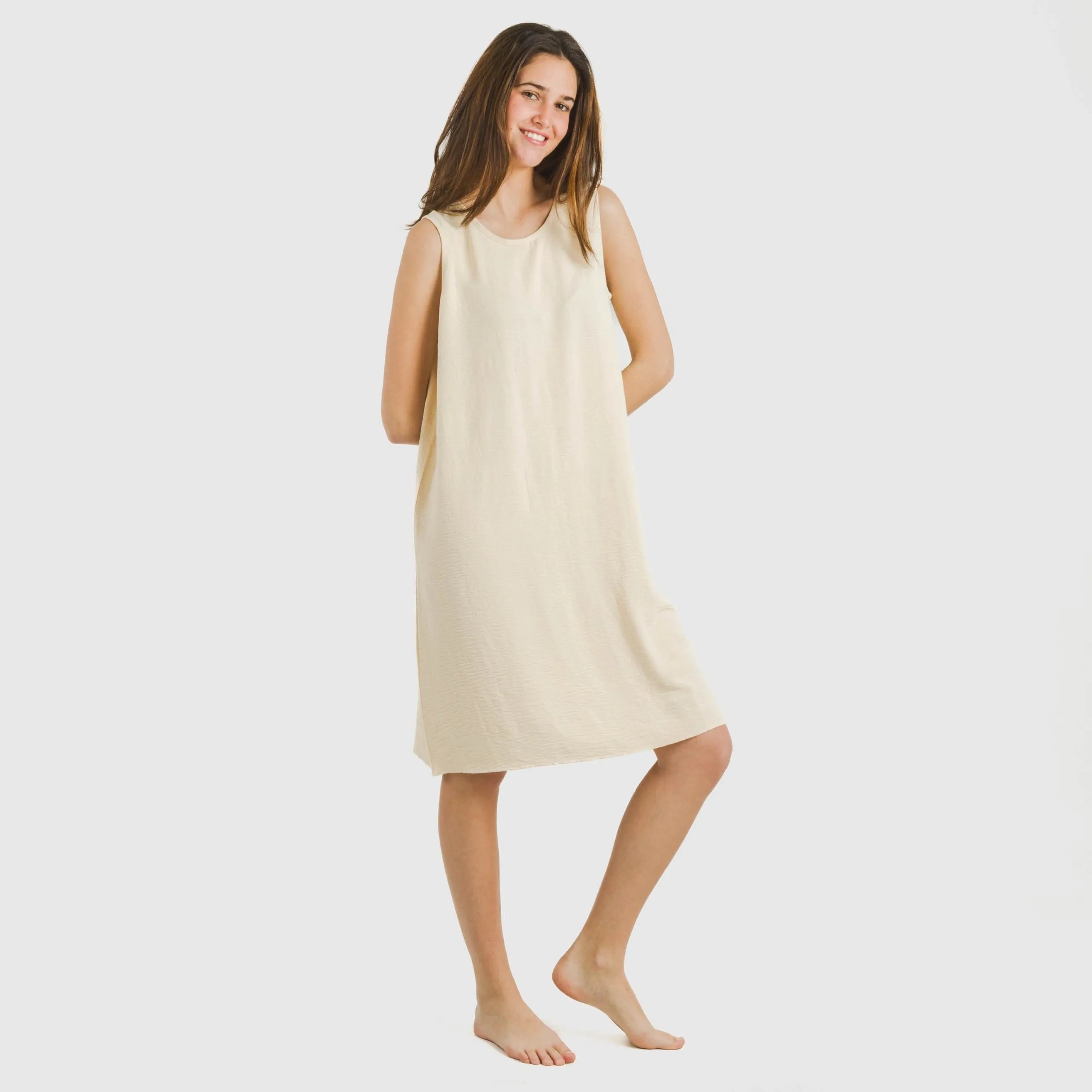 Vestido curto com alças, em musselina de algodão lisa.