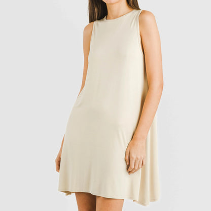 Vestido curto com alças, em viscose lisa.