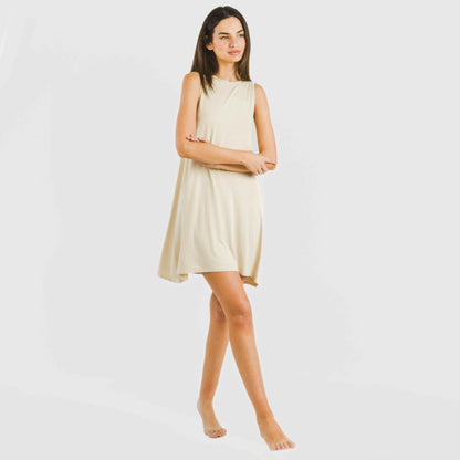 Vestido curto com alças, em viscose lisa.