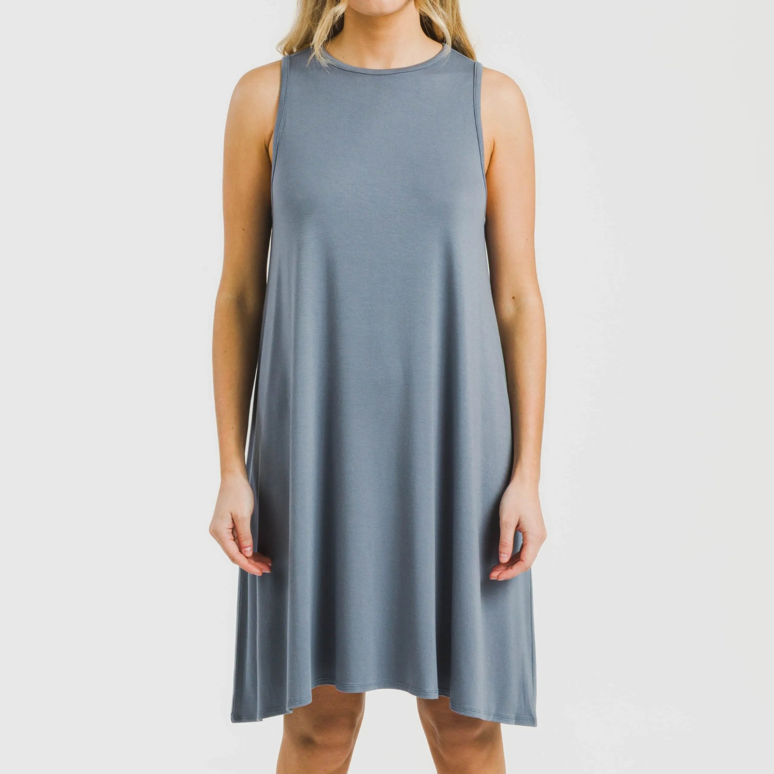 Vestido curto com alças, em viscose lisa.