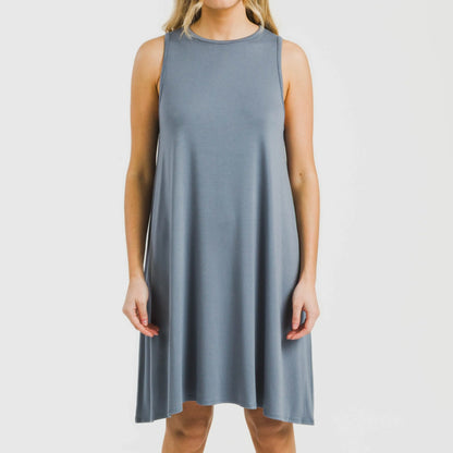 Vestido curto com alças, em viscose lisa.