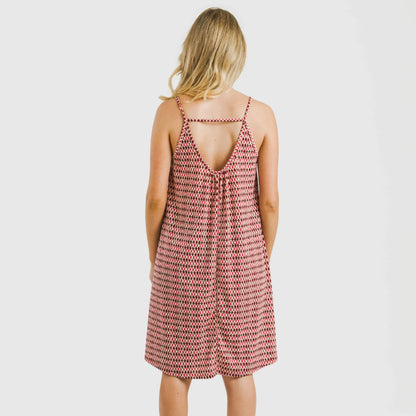 Vestido curto tomara que caia Jannat em crepe bordô