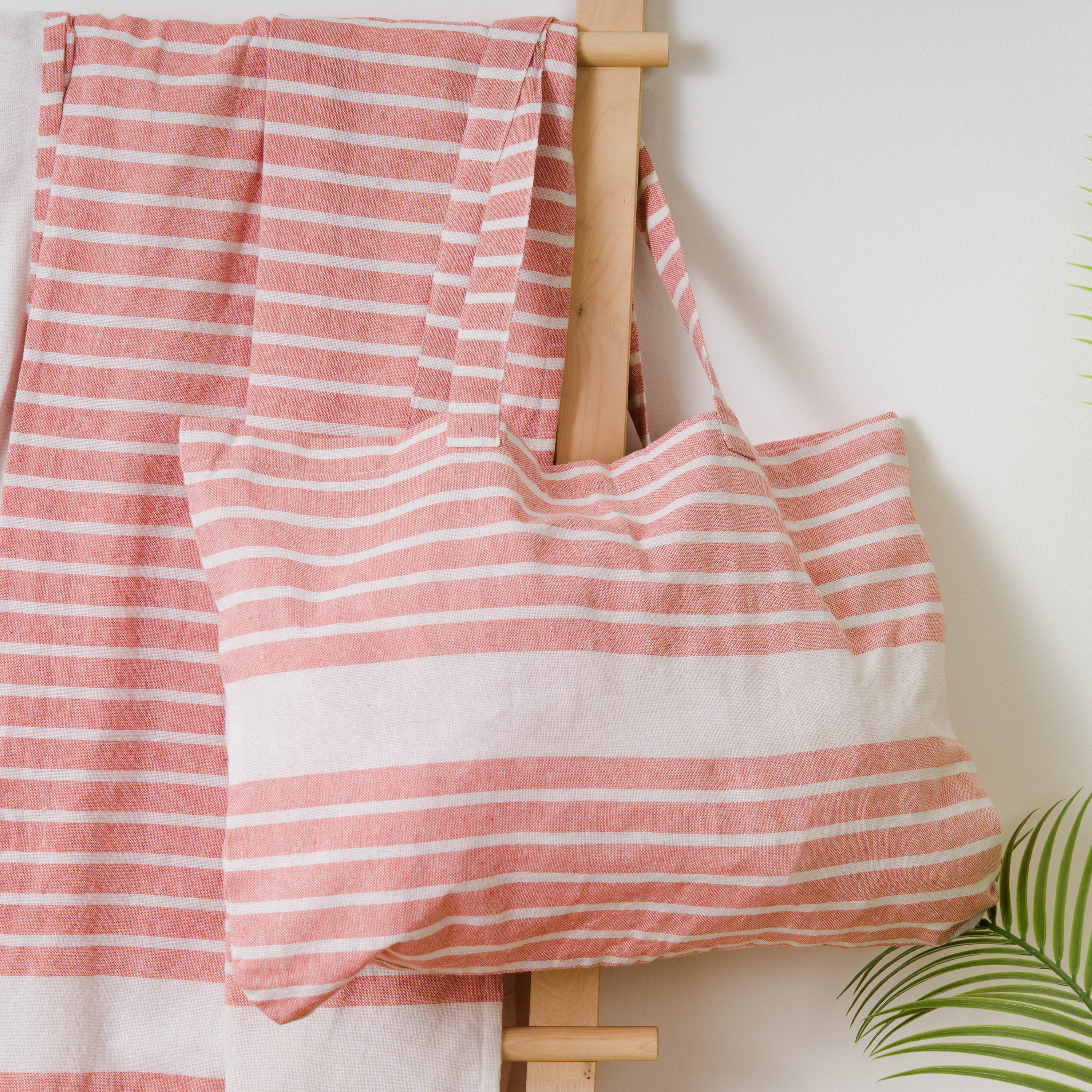 Conjunto de toalha pareô + bolsa de algodão listrada