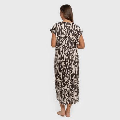 Aleia vestido longo preto suave com mangas fluidas