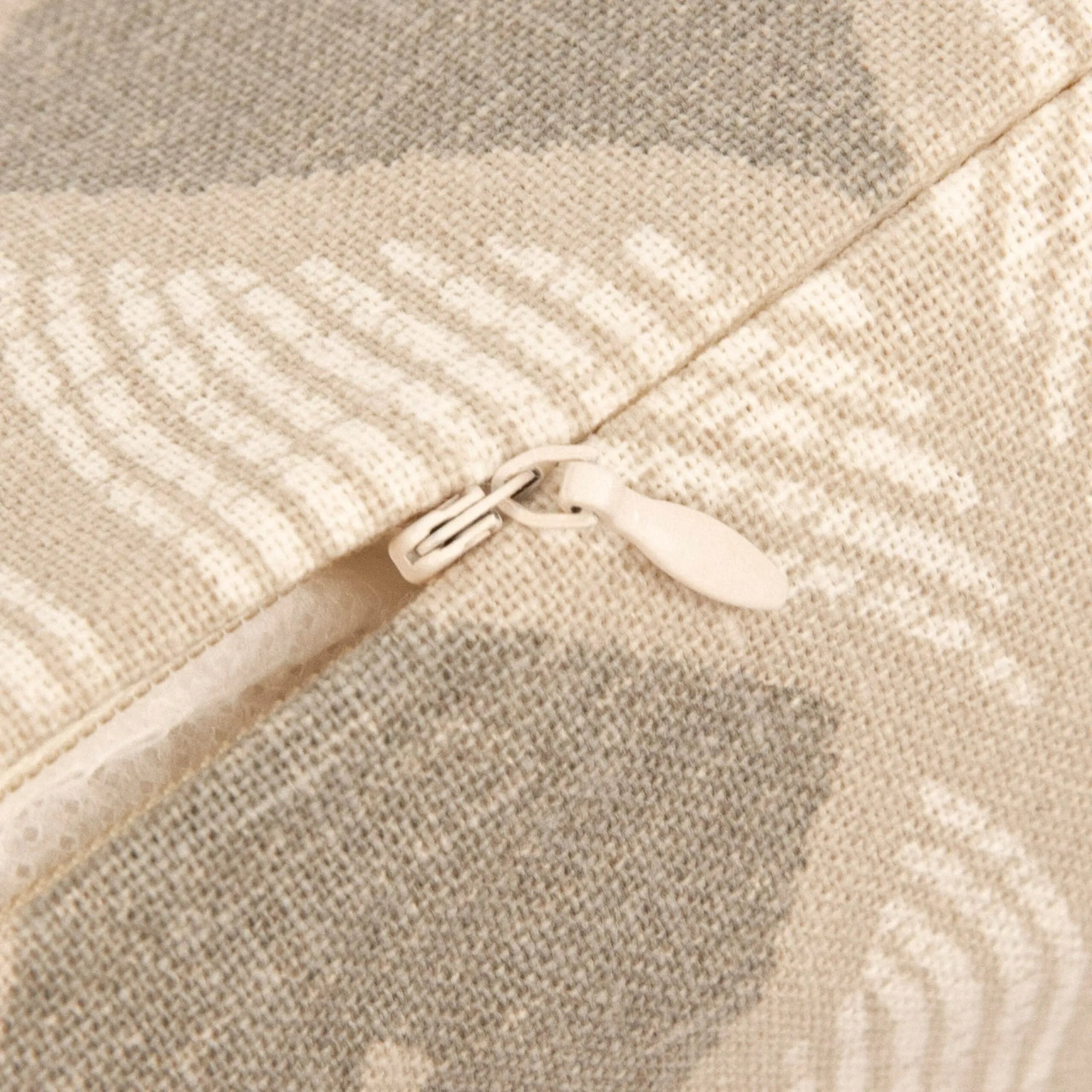 Cojín cuadrante antimanchas Cabot liso 50x50 - funda + relleno