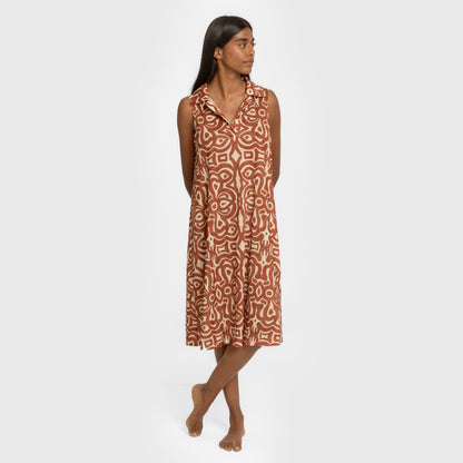 Vestido curto marrom Premura com gola e lapela suaves.