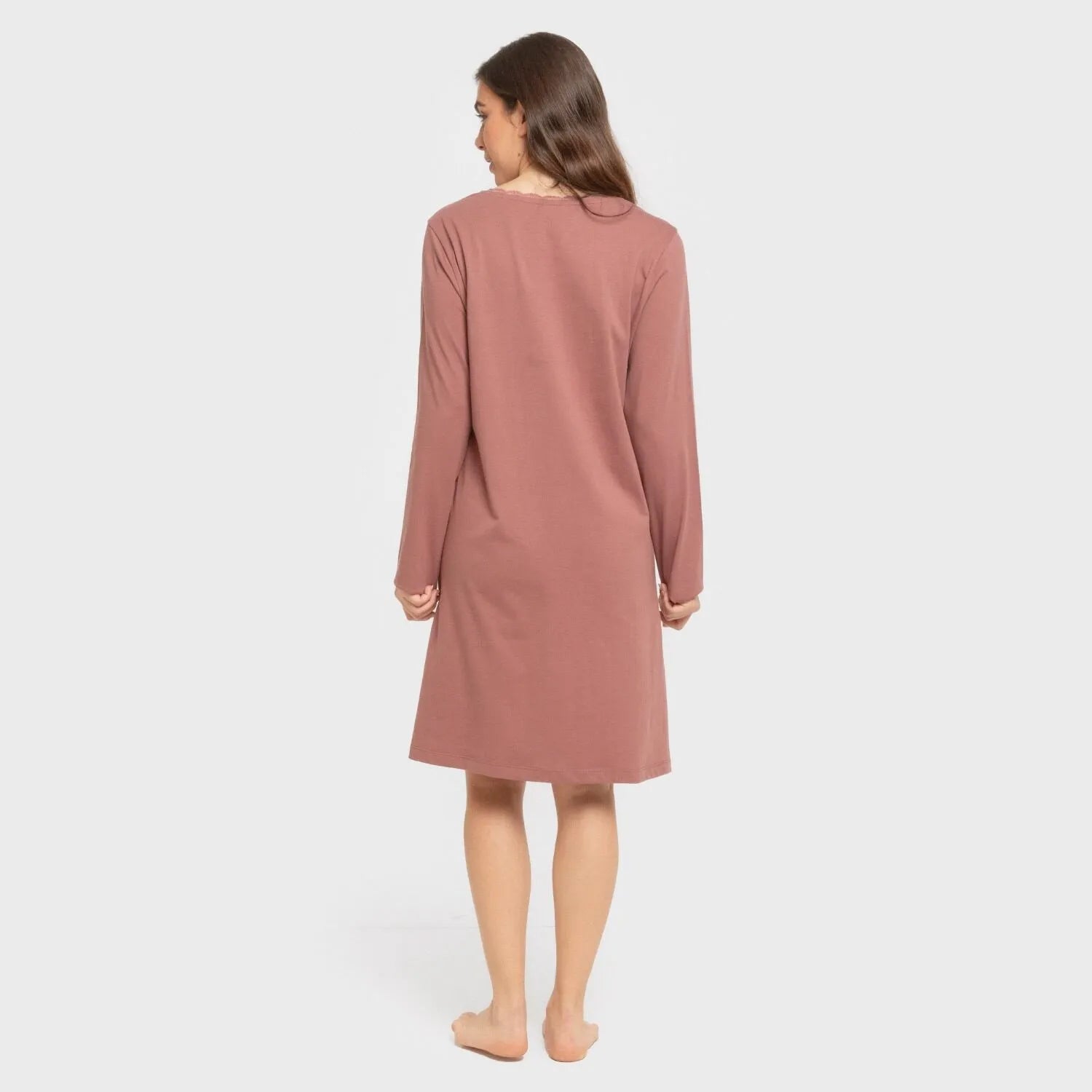 Camisola de algodão com mangas compridas e renda simples.