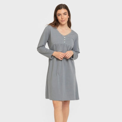 Camisola de algodão com mangas compridas e renda simples.