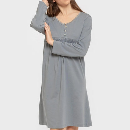 Camisola de algodão com mangas compridas e renda simples.