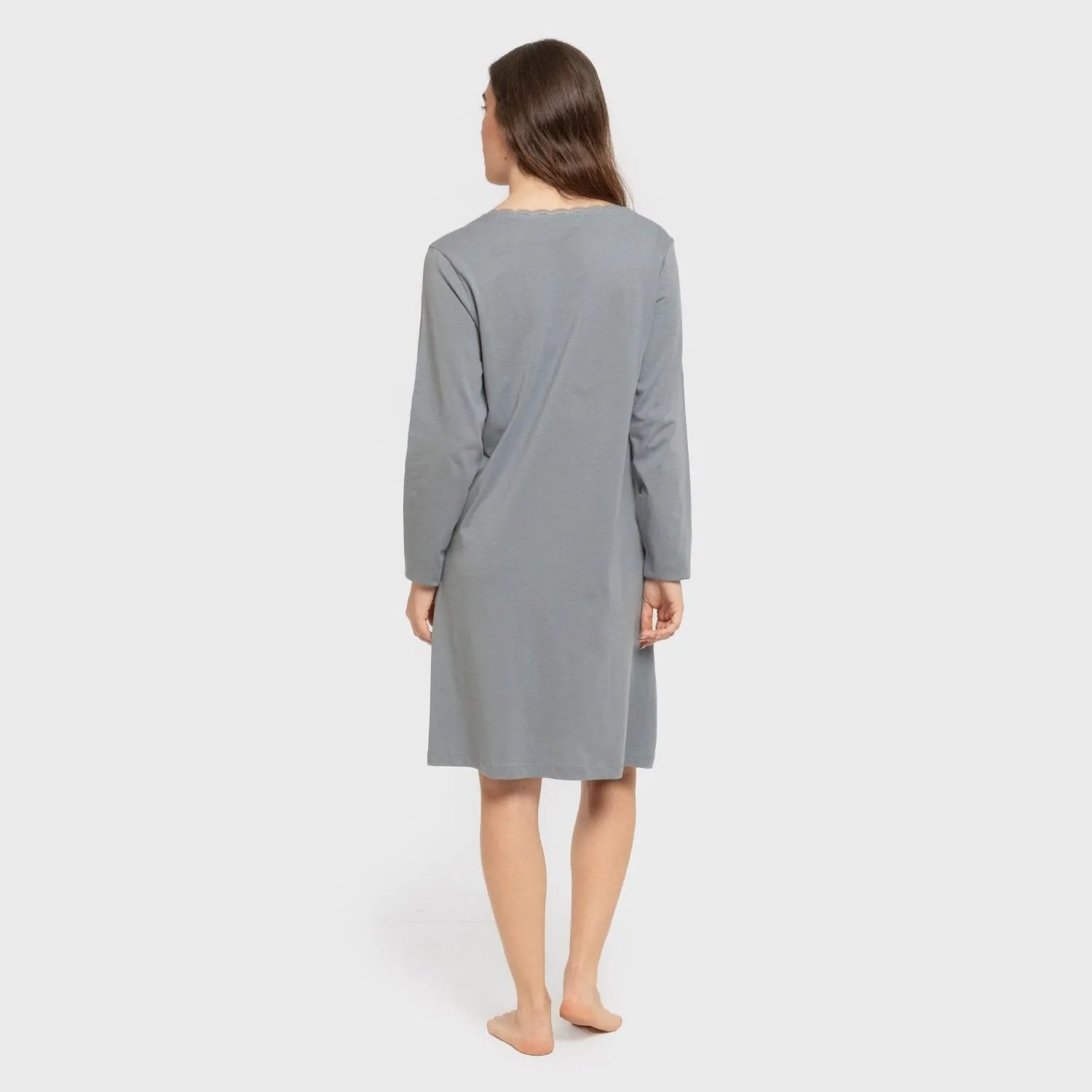 Camisola de algodão com mangas compridas e renda simples.