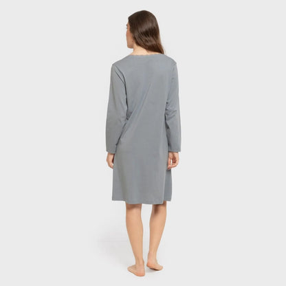 Camisola de algodão com mangas compridas e renda simples.