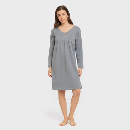 Camisola de algodão com mangas compridas e renda simples.