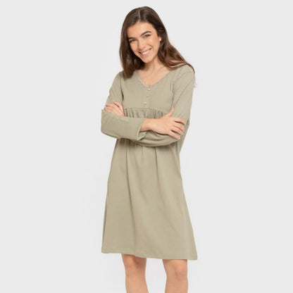 Camisola de algodão com mangas compridas e renda simples.