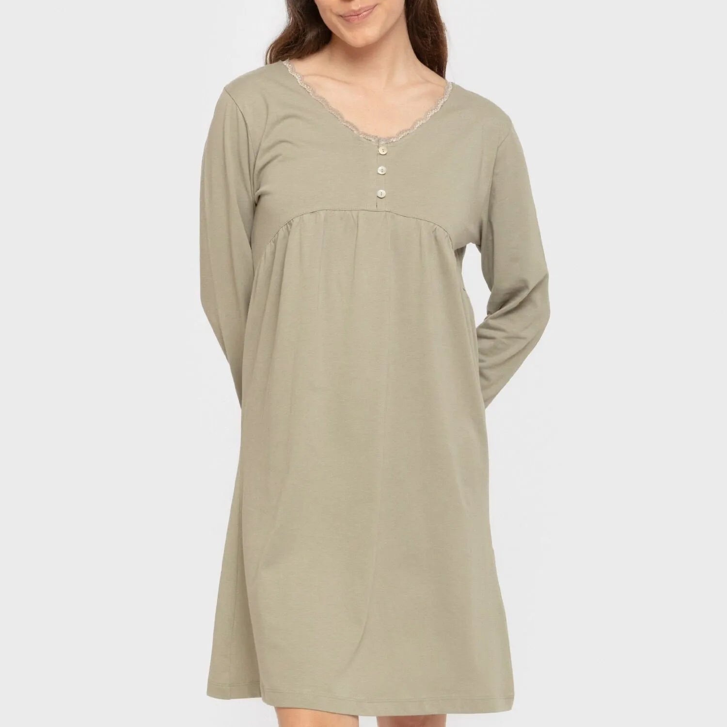 Camisola de algodão com mangas compridas e renda simples.