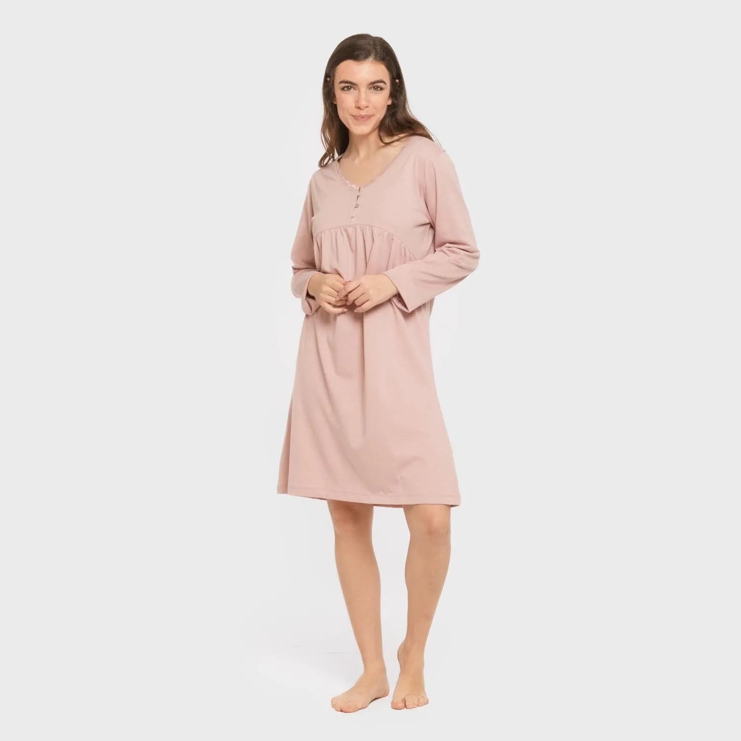 Camisola de algodão com mangas compridas e renda simples.