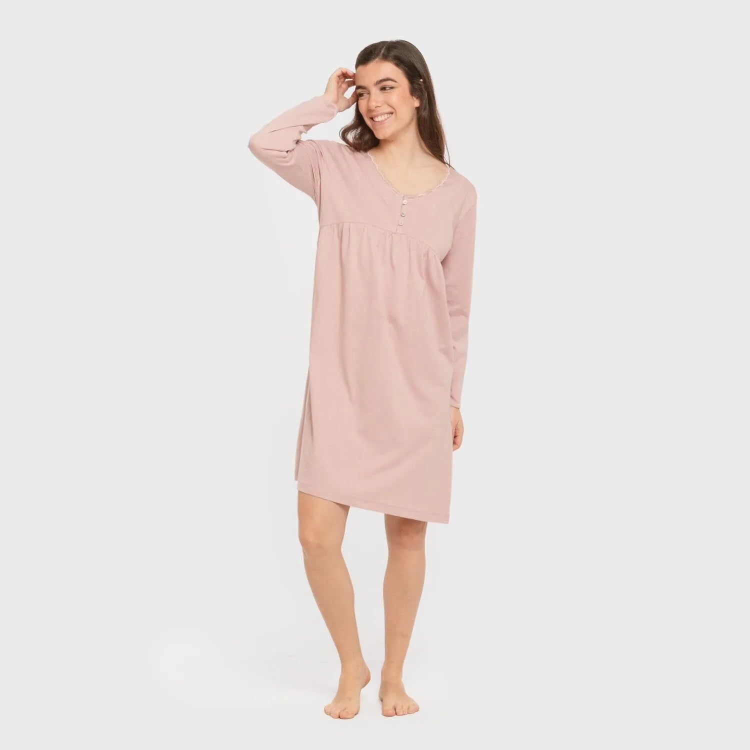 Camisola de algodão com mangas compridas e renda simples.