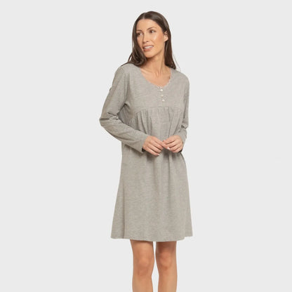 Camisola de algodão com mangas compridas e renda simples.