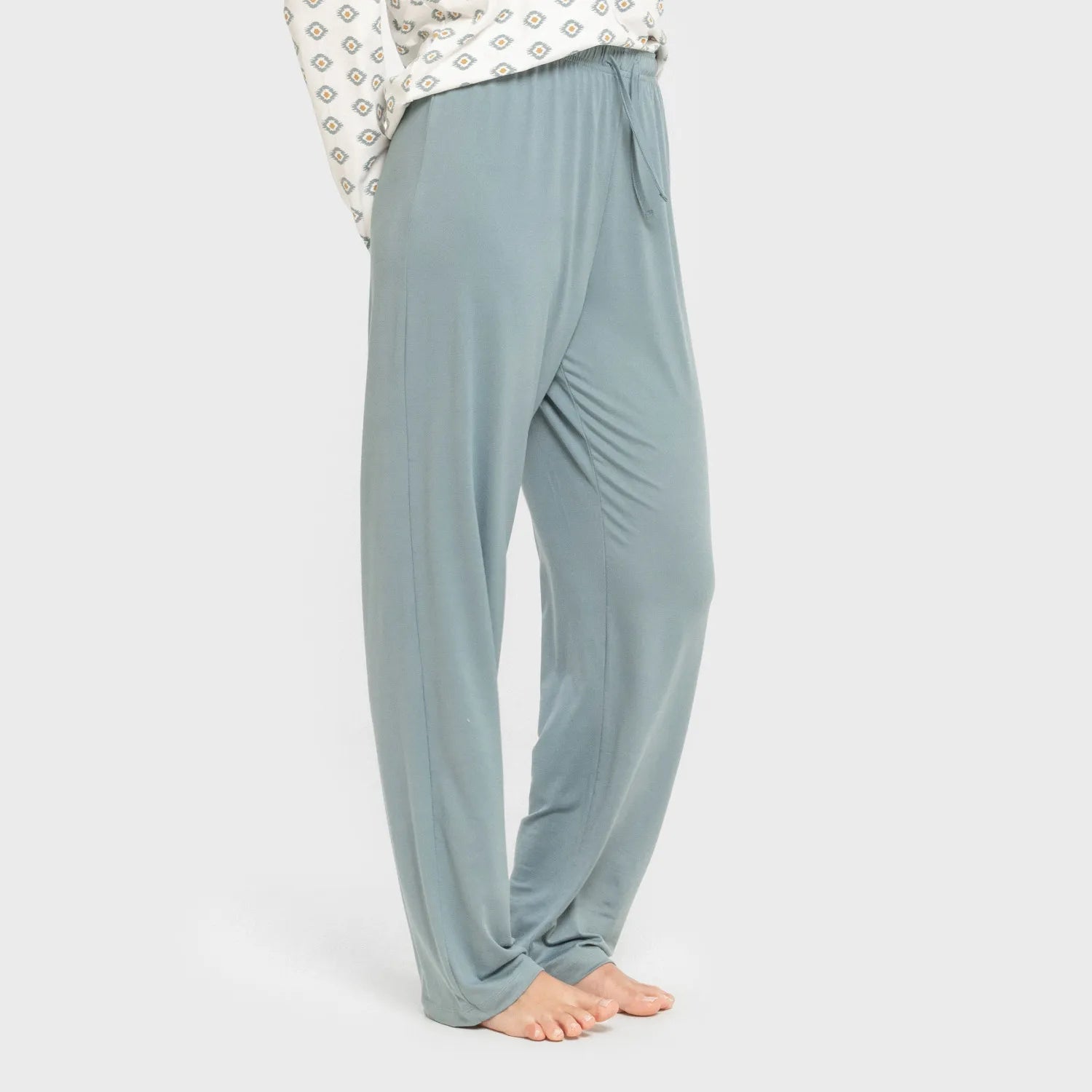 Pijama longo feminino Joy, macio e confortável, na cor azul-turquesa.
