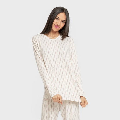 Pijama feminino longo e macio, com estampa espinha de peixe, cor berinjela.