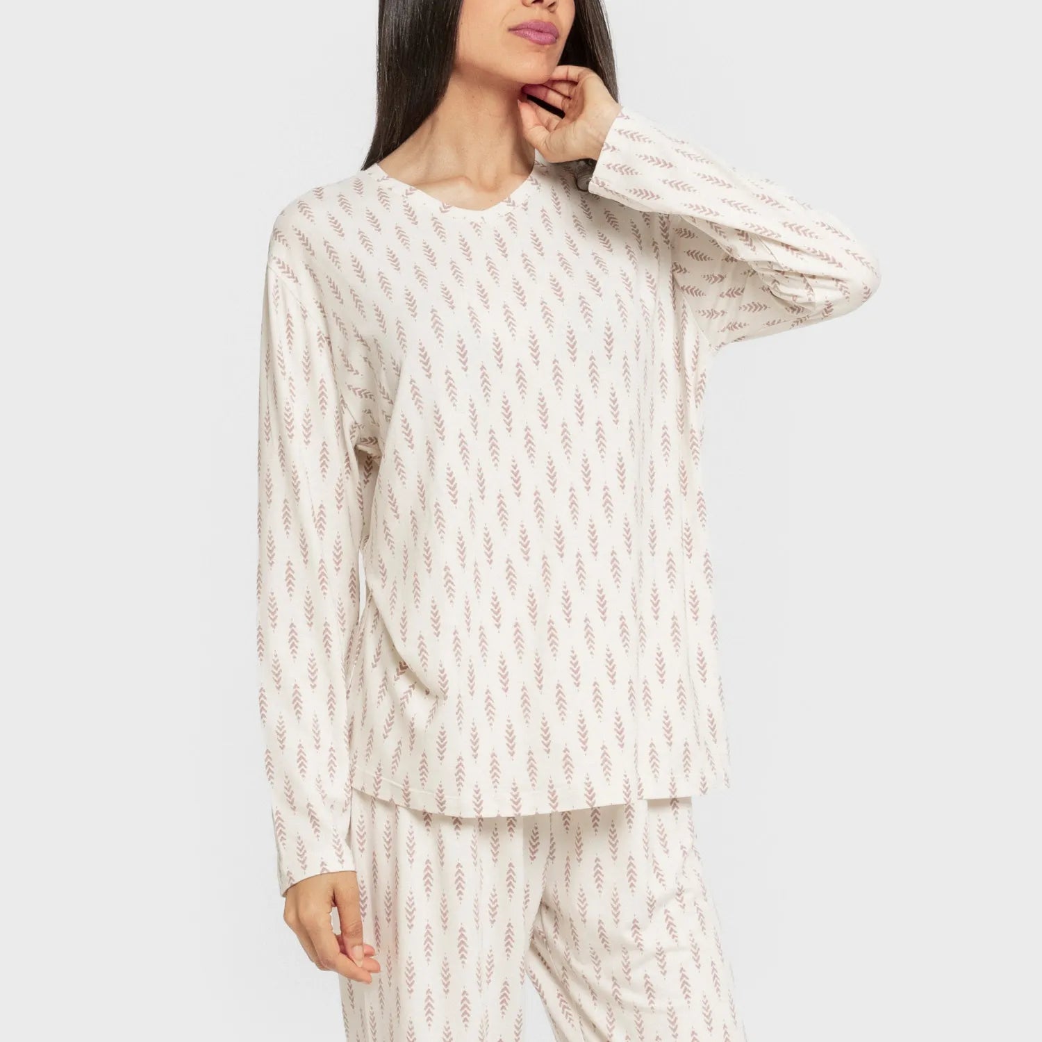 Pijama feminino longo e macio, com estampa espinha de peixe, cor berinjela.