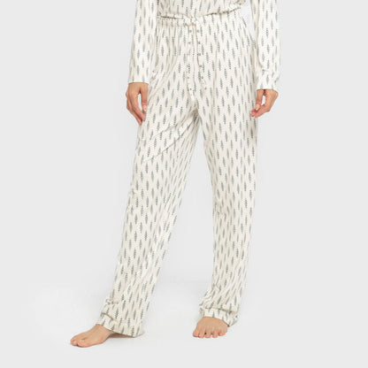 Pijama feminino longo e macio, com estampa espinha de peixe, na cor azul-turquesa.