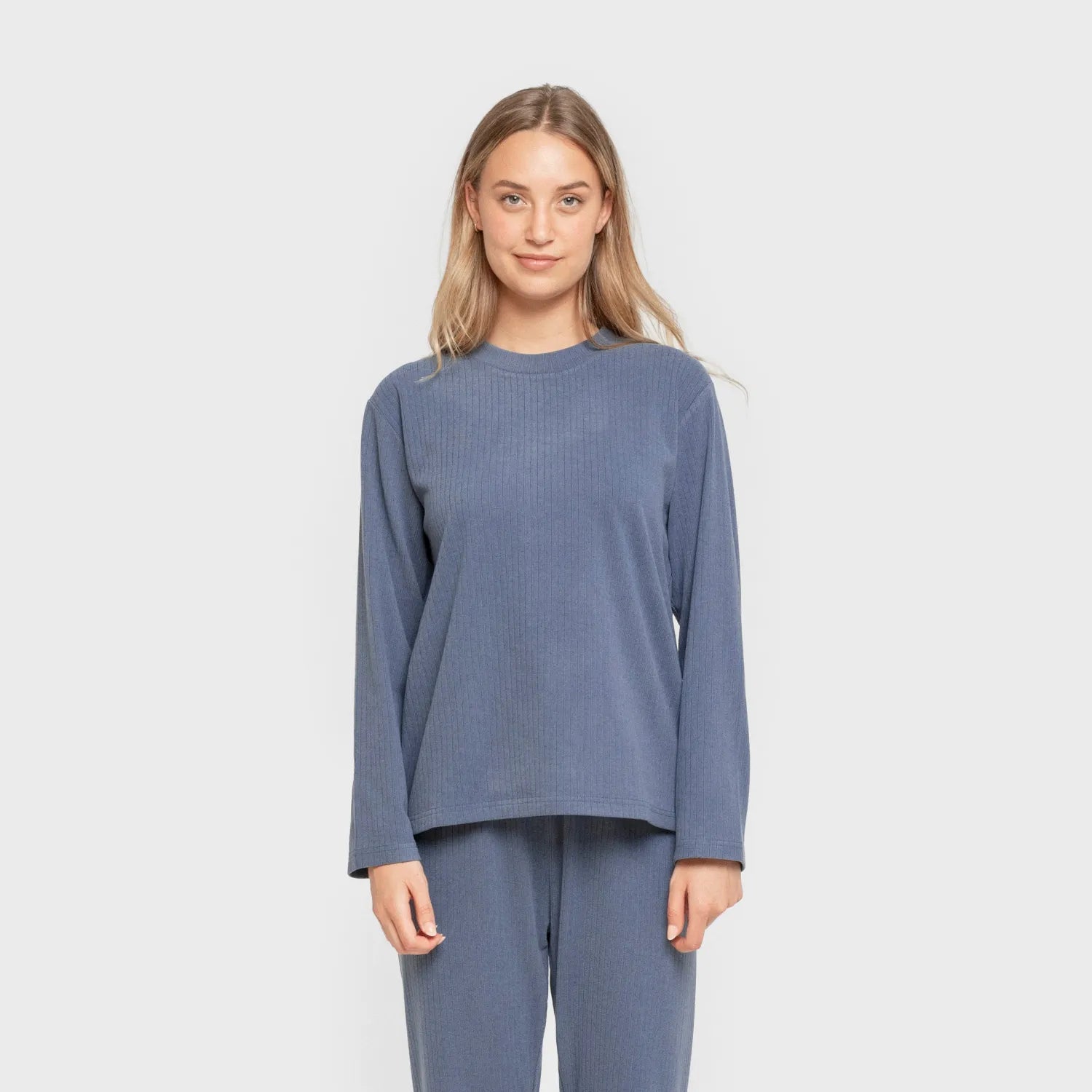 Pijama feminino liso com listras largas e textura canelada.