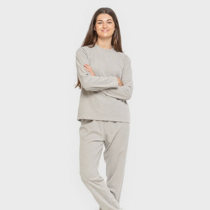 Pijama feminino liso com listras largas e textura canelada.