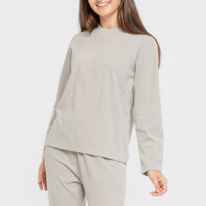 Pijama feminino liso com listras largas e textura canelada.