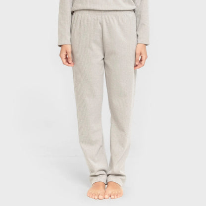 Pijama feminino liso com listras largas e textura canelada.