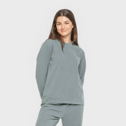 Pijama feminino liso com listras largas e textura canelada.