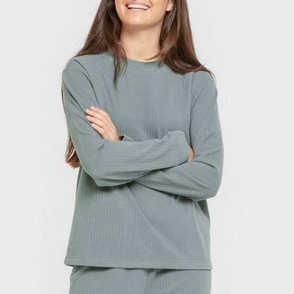 Pijama feminino liso com listras largas e textura canelada.