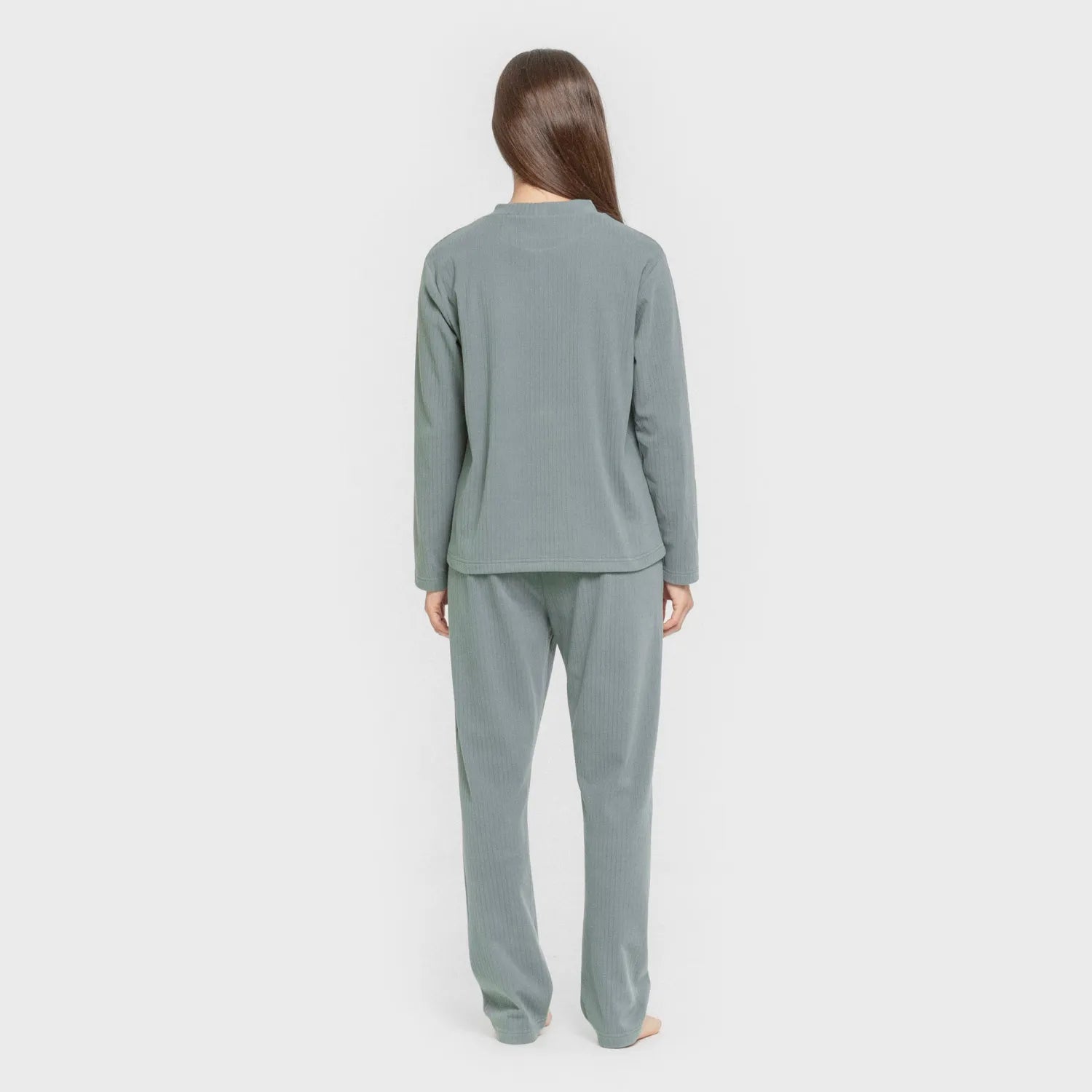 Pijama feminino liso com listras largas e textura canelada.