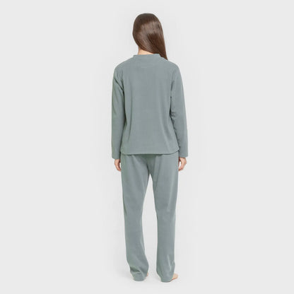 Pijama feminino liso com listras largas e textura canelada.