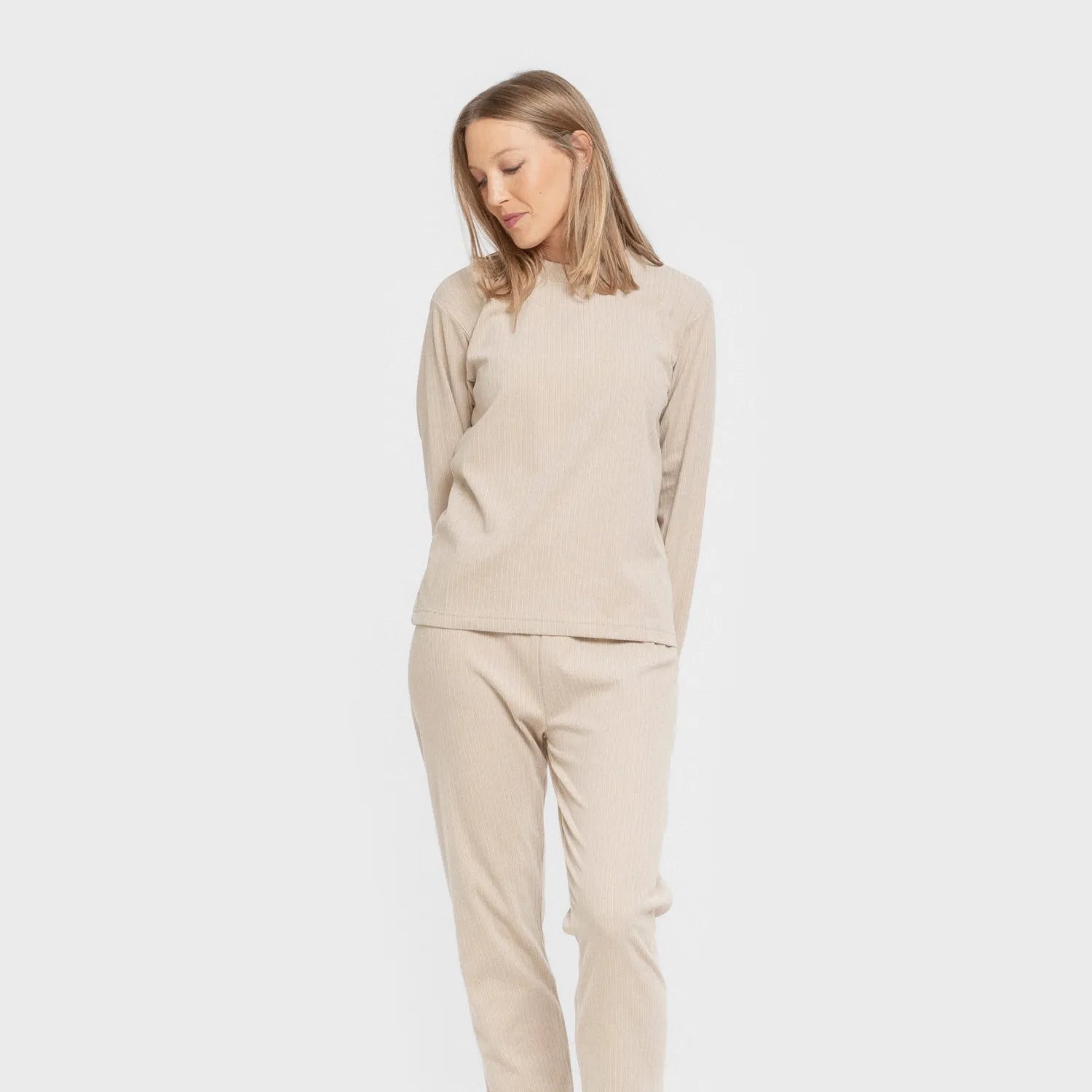 Pijama feminino liso com listras largas e textura canelada.