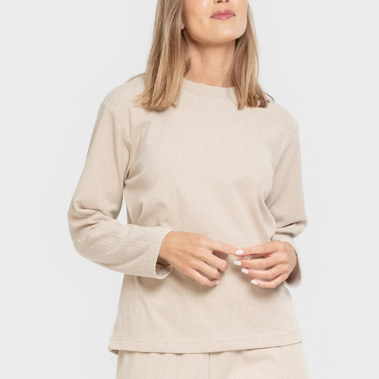 Pijama feminino liso com listras largas e textura canelada.