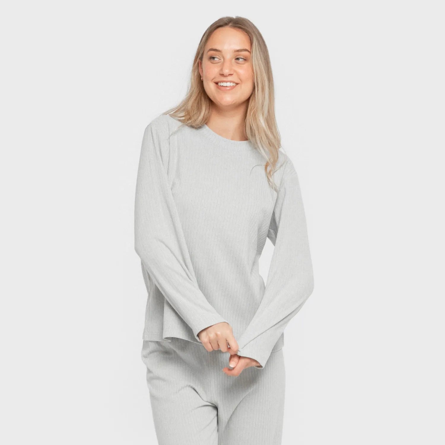 Pijama feminino liso com listras largas e textura canelada.