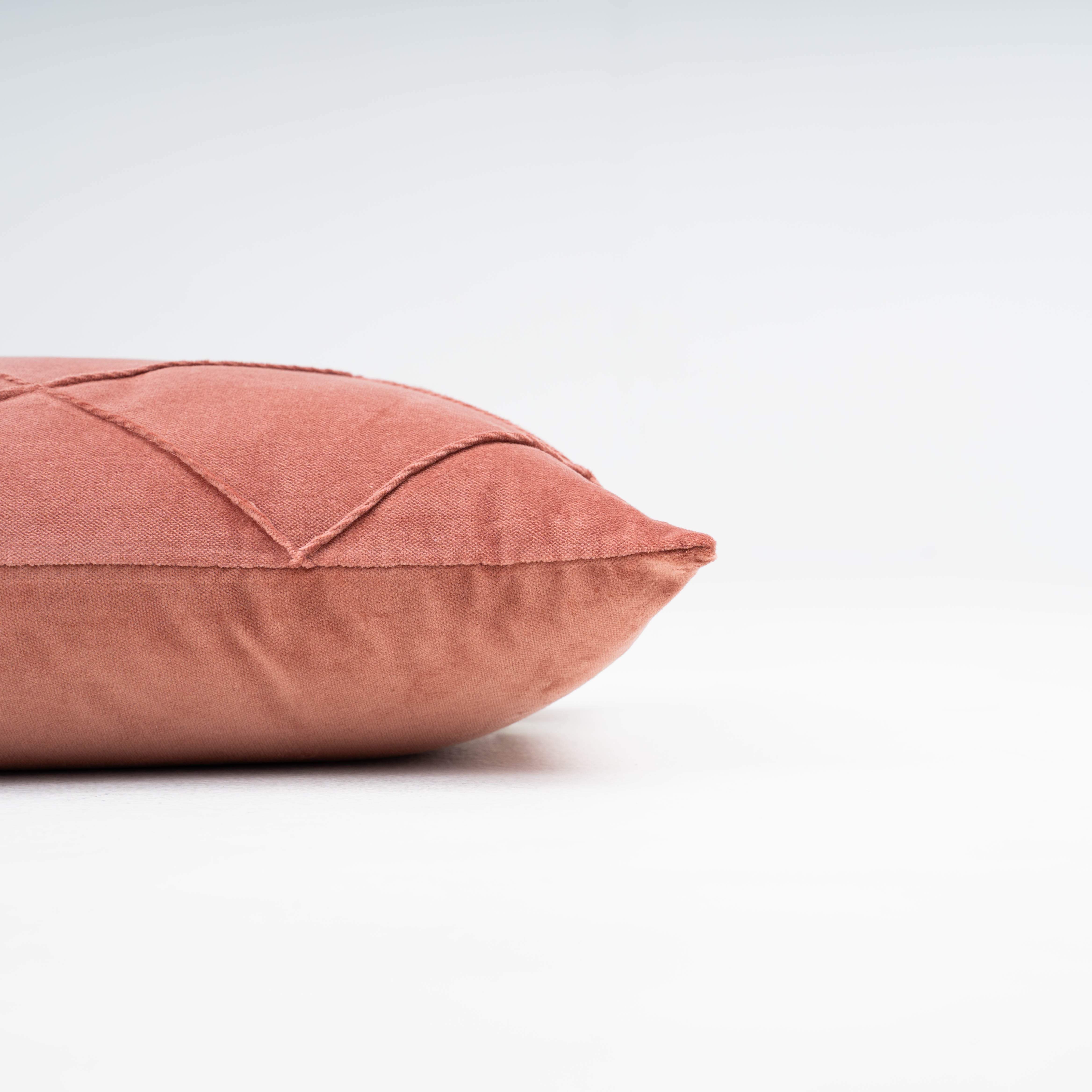 Almofada retangular 30x50 em veludo de algodão com estampa de losangos - capa + enchimento