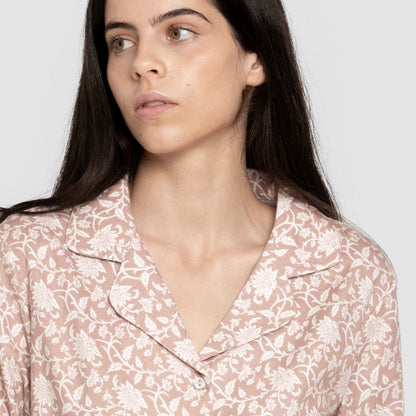 Pijama feminino Amira de flanela com mangas compridas, estilo camisa rosa.