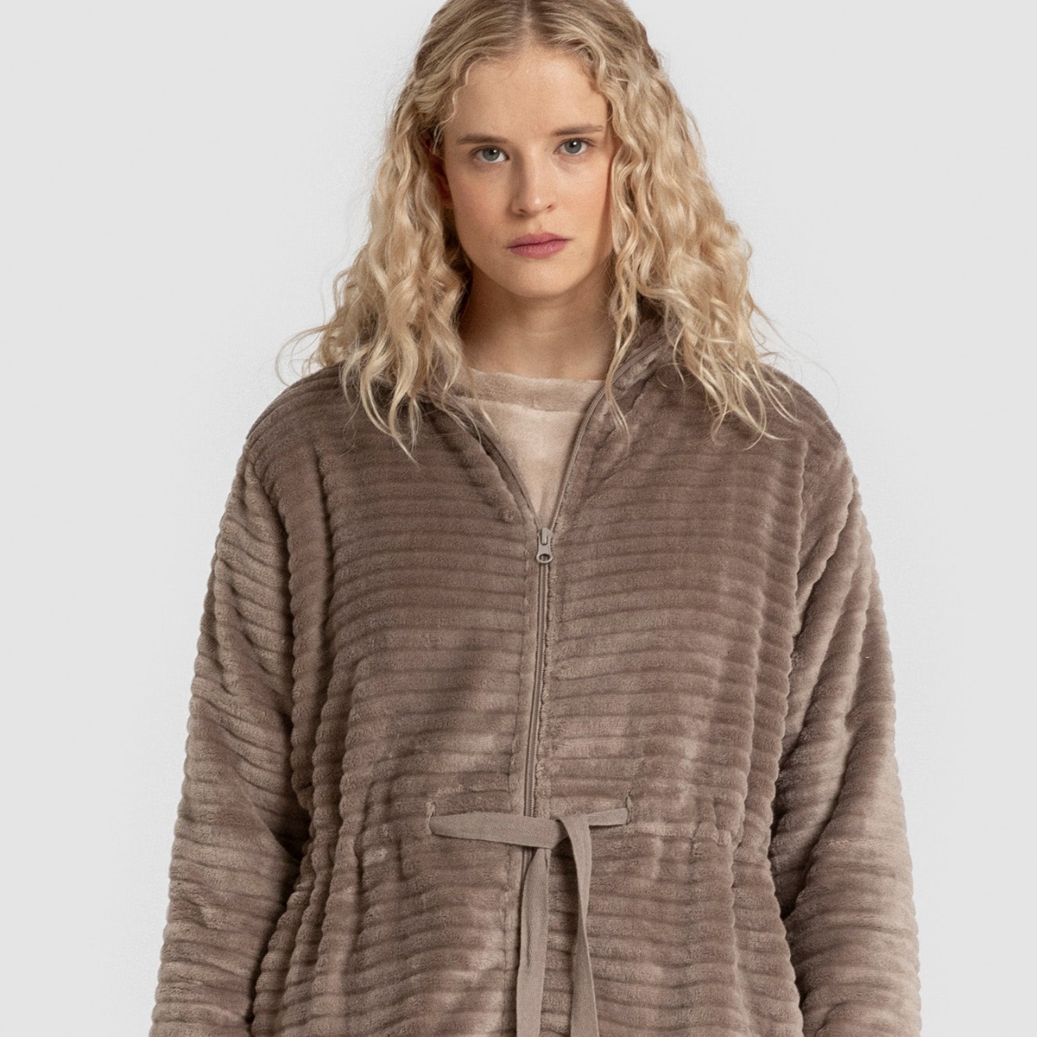 Robe de veludo marrom listrado com zíper