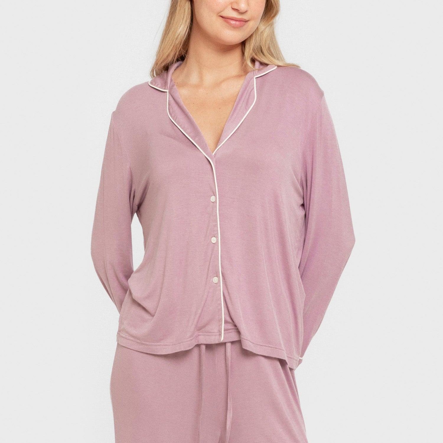 Pijama feminino de manga comprida em viscose, cor berinjela, tecido seco.