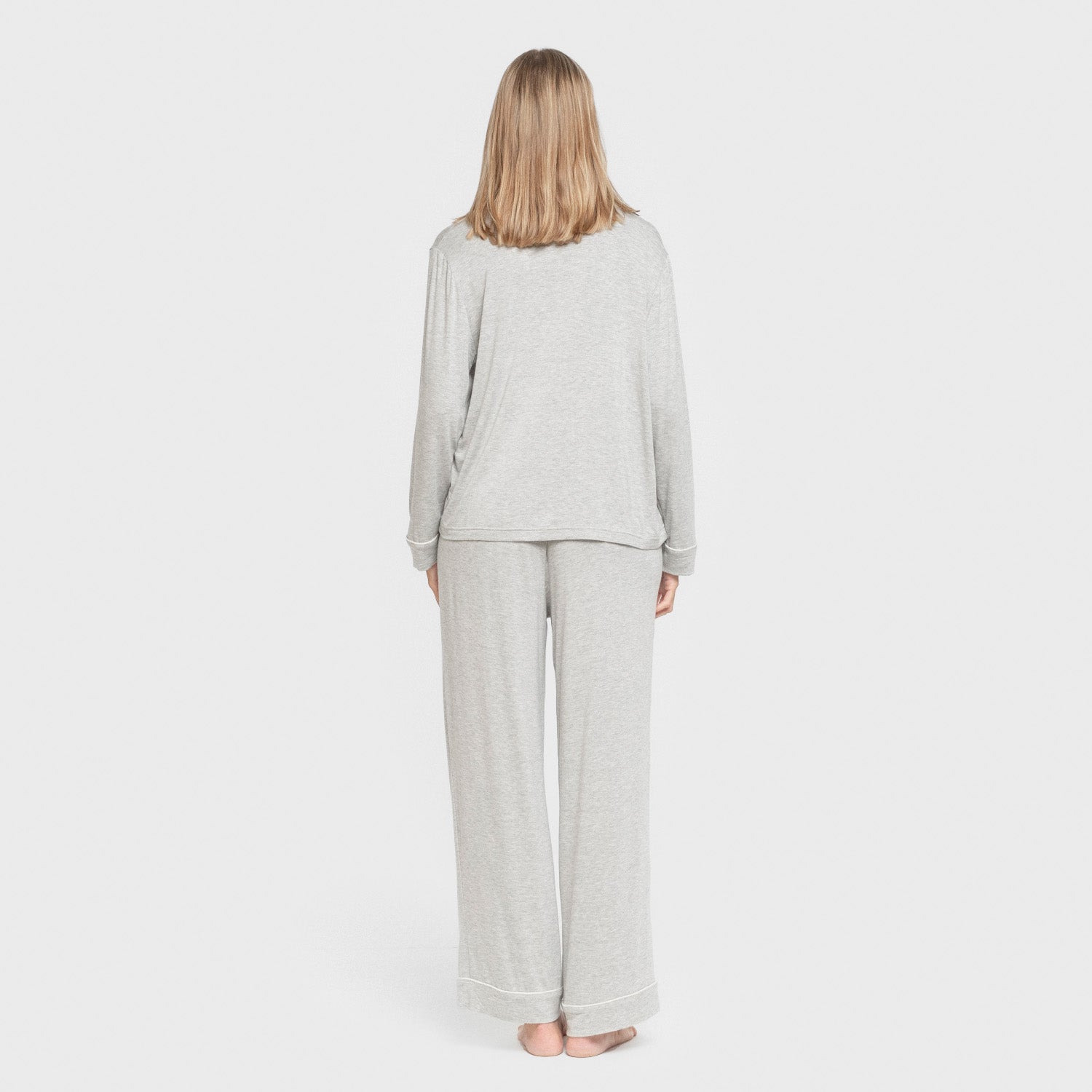 Pijama feminino de manga comprida em viscose, estilo camisa, cinza.