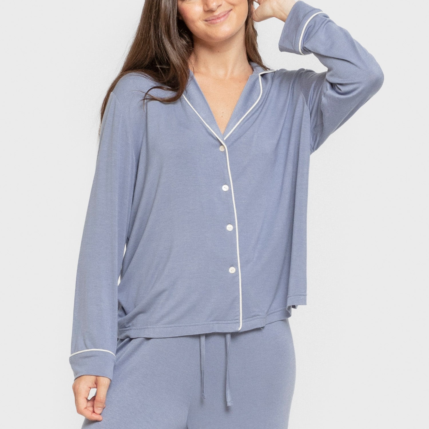 Pijama feminino de manga comprida em viscose, estilo camisa, na cor azul índigo.