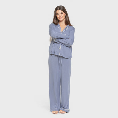 Pijama feminino de manga comprida em viscose, estilo camisa, na cor azul índigo.