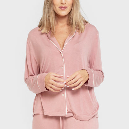 Pijama feminino de manga comprida em viscose na cor rosa malva, estilo camisa.