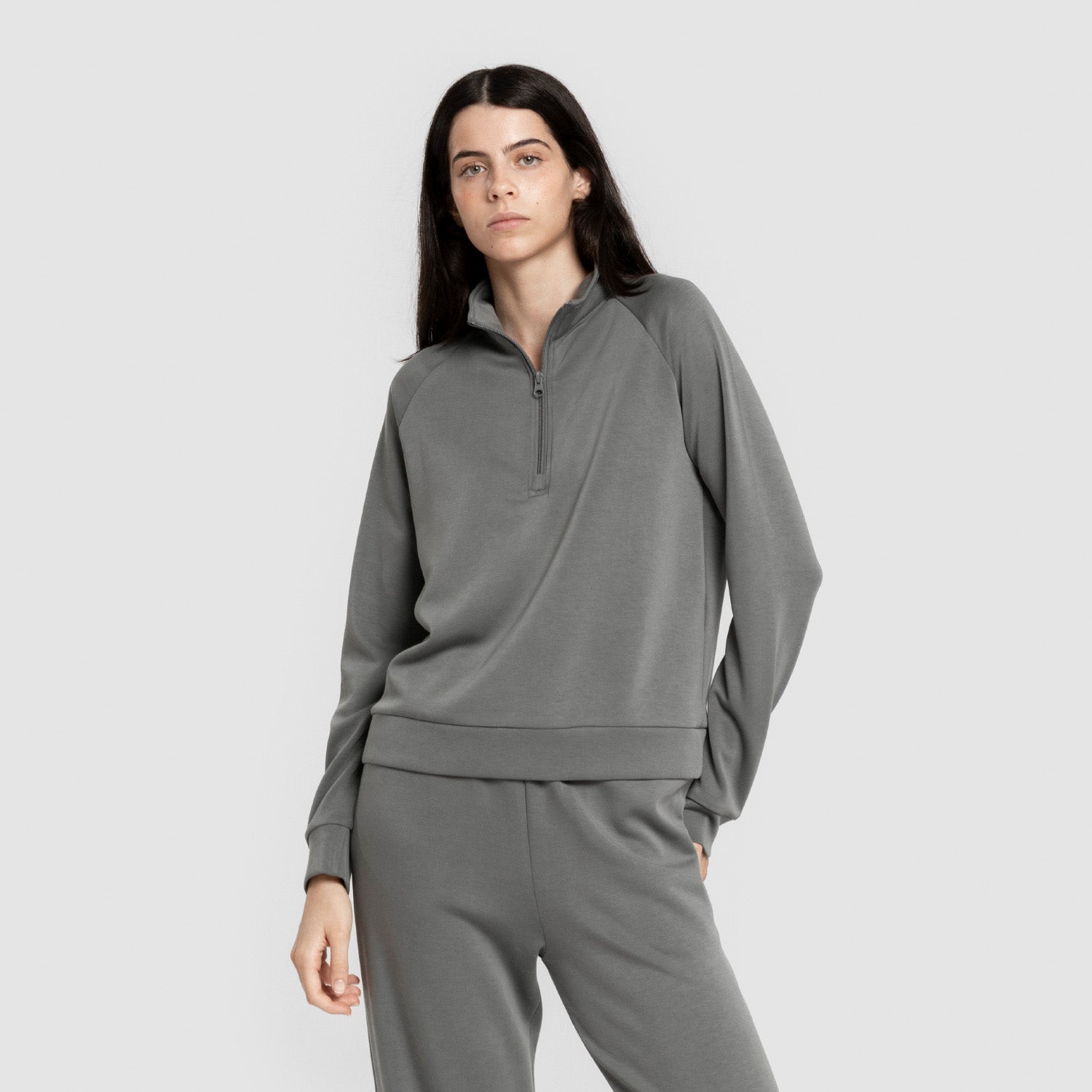 Blusa de moletom feminina com meio zíper, estilo modal, na cor azul-turquesa.