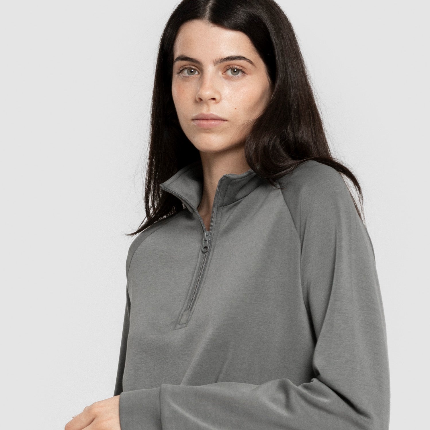 Blusa de moletom feminina com meio zíper, estilo modal, na cor azul-turquesa.