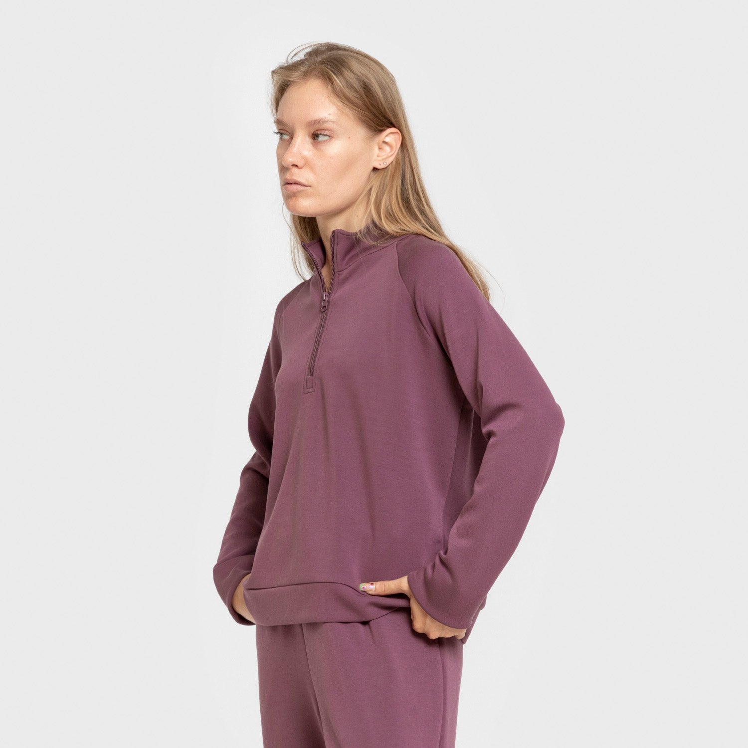 Blusa de moletom feminina estilo modal com meio zíper, cor berinjela.