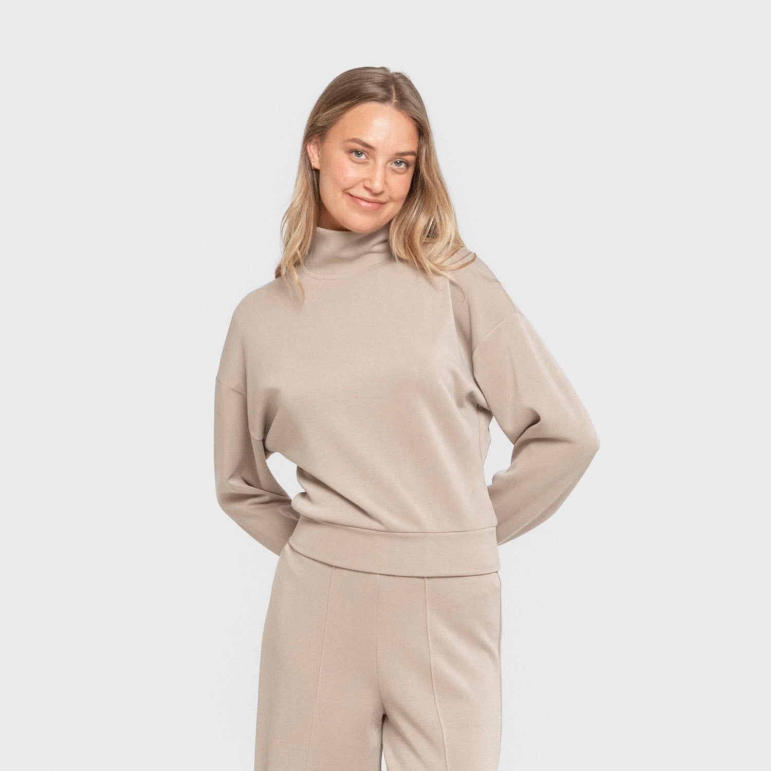 Moletom feminino bege de gola alta em modal