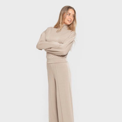 Moletom feminino bege de gola alta em modal