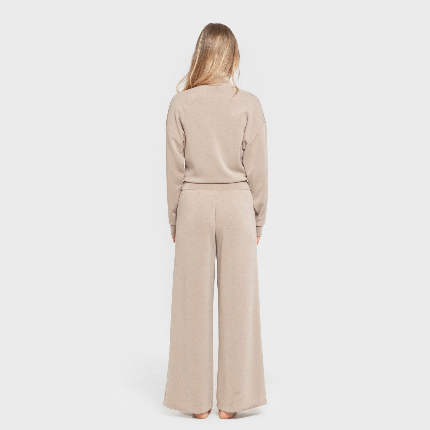 Moletom feminino bege de gola alta em modal